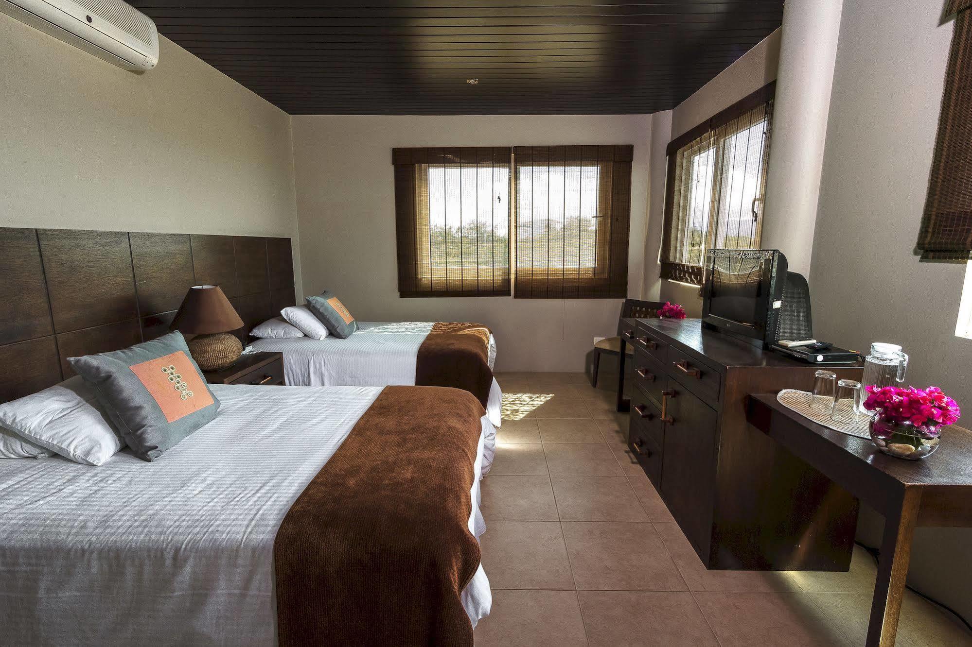 Iguana Crossing Boutique Hotel Puerto Villamil Ngoại thất bức ảnh